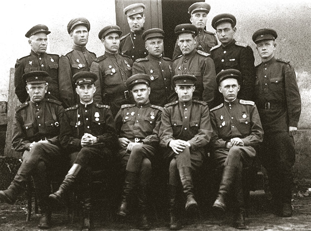 Вместе с сослуживцами, капитан Чобанян второй справа во втором ряду, 1944 год