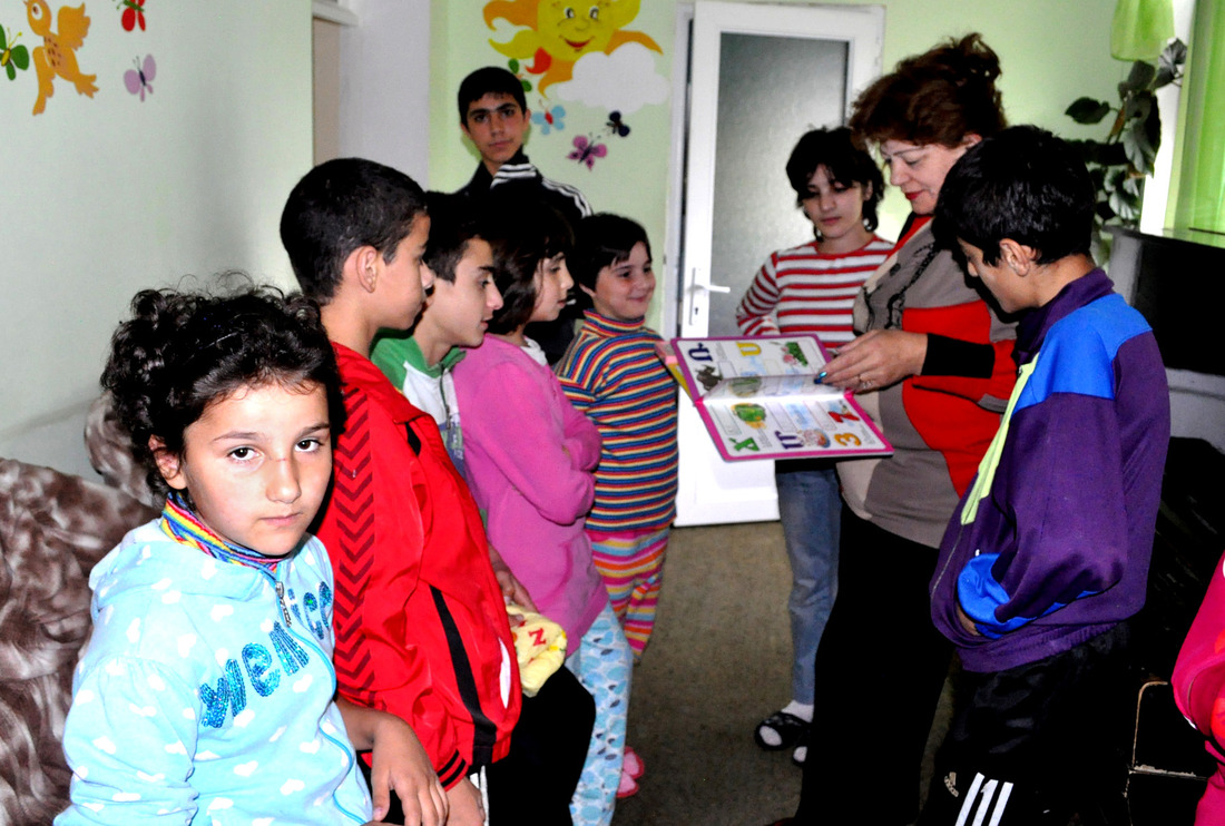 Дети домов-интернатов Армении в ожидании подарков