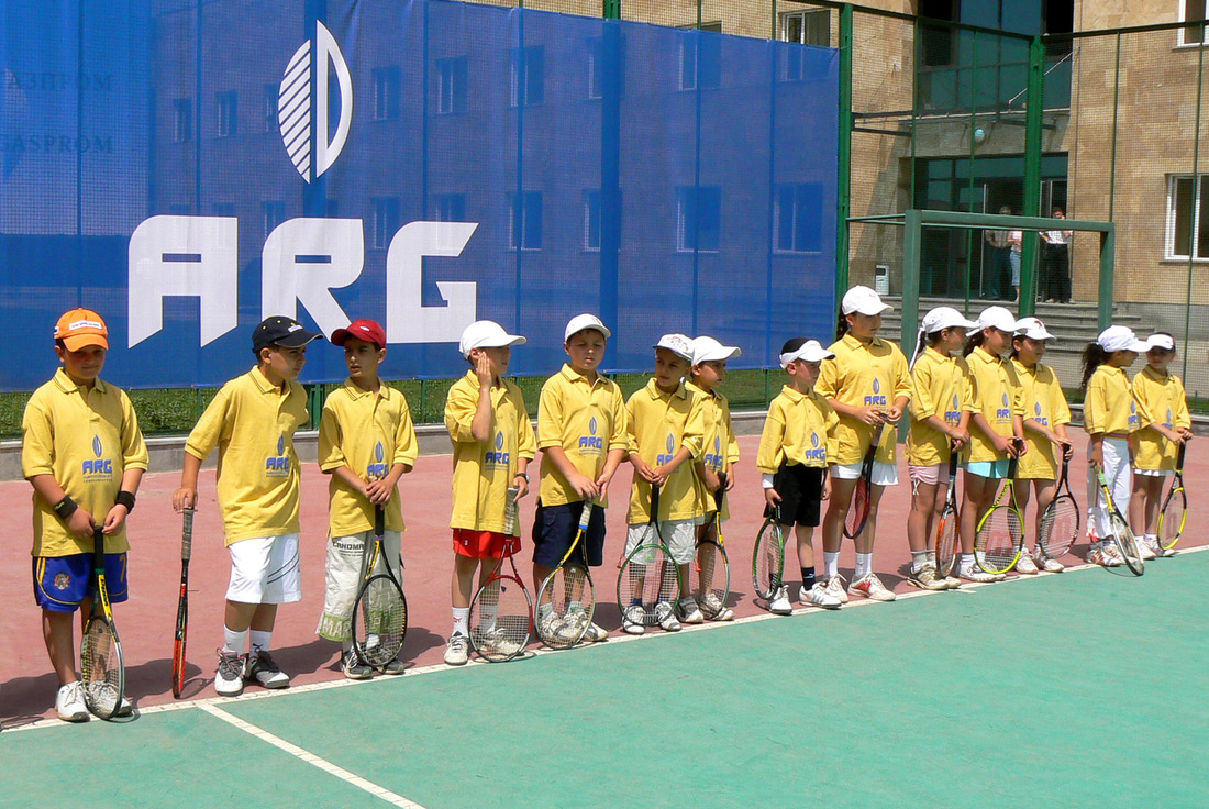 Участники турнира по теннису, посвященного 10-летию «АрмРосгазпрома»