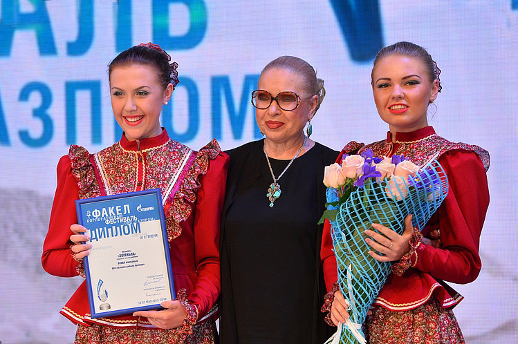 Председатель жюри Александра Пермякова с лауреатами фестиваля «Факел»