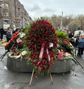 Венок от коллектива ЗАО «Газпром Армения» в память о жертвах теракта в концертном зале «Крокус Сити Холл»