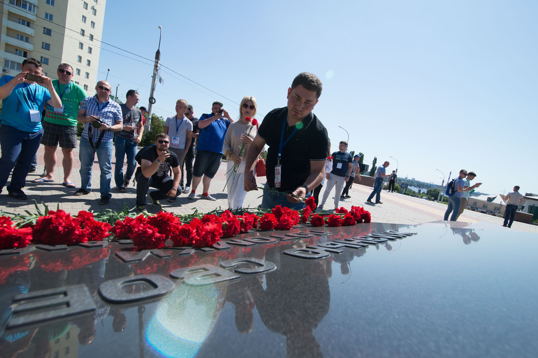 В. Мовсисян возлагает цветы у мемориального комплекса «Чижовский плацдарм»