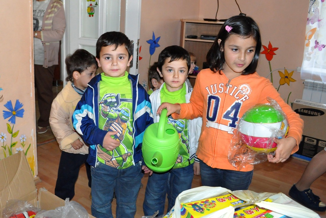 Малыши приюта с подарками, Ереван, октябрь 2015 г.