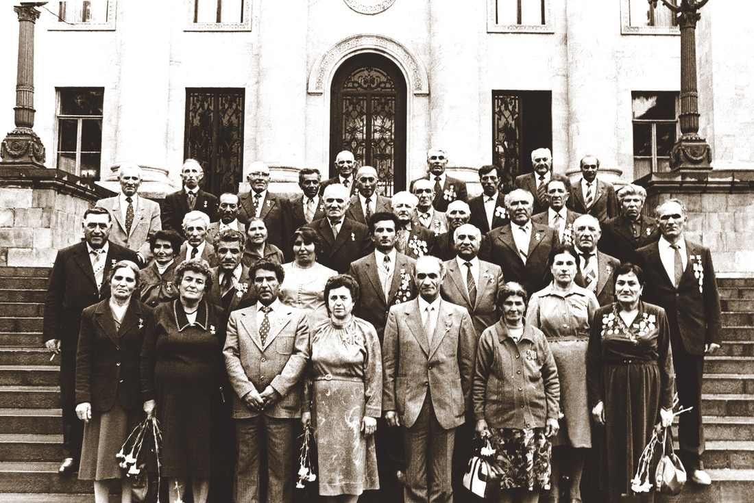 Закар Ервандович Закарян (второй ряд, третий справа) с ветеранами войны после приема в Верховном Совете Армянской ССР