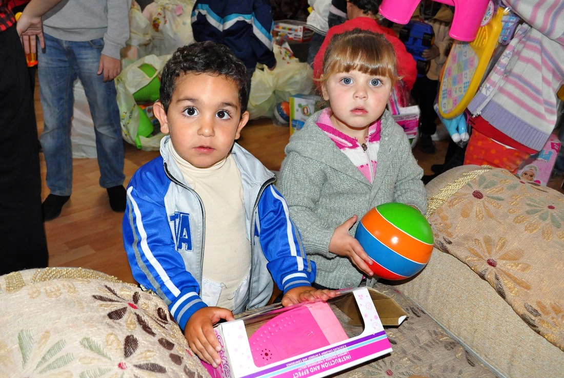 Малыши приюта с подарками, Ереван, октябрь 2015 г.