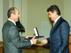 Президент РА Р.Кочарян вручает награду К.Карапетяну