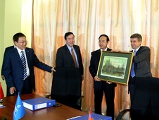 Подписание договора между ЗАО «АрмРосгазпром» и трестом № 3 «Теплоэнергостроймонтаж» (КНР) о выполнении строительно-монтажных работ на «Раздан-5»