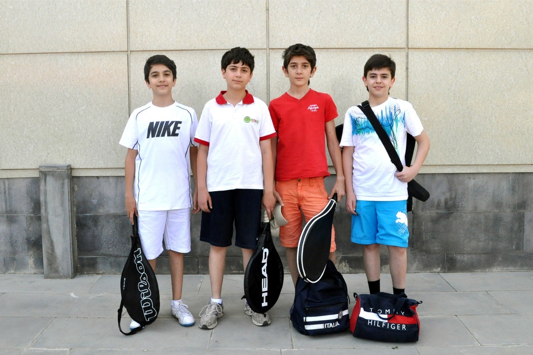 Юные теннисисты