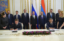 Алексей Миллер и Вардан Арутюнян подписывают Дополнение к Контракту на поставку российского газа в Армению в 2014-2018 годах.