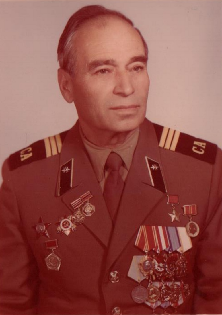 Сурен Саркисян в парадном кителе с наградами, 1 декабря 1987 года, г. Ереван.