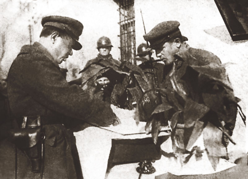 Михаил Григорян (слева) на планировании операции непосредственно перед боем