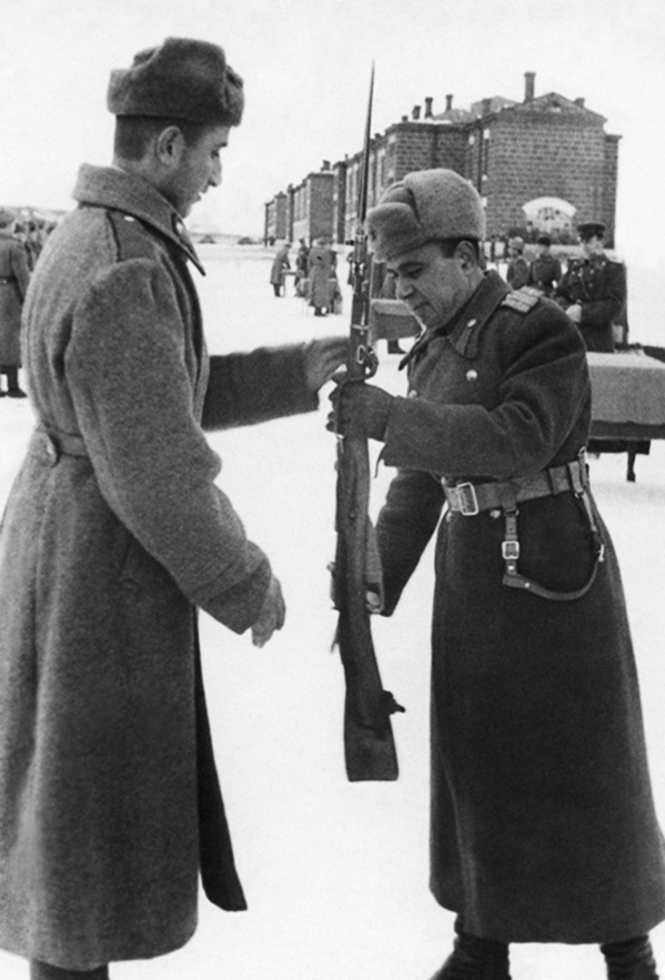 Михаил Григорян (справа) во время присяги молодых бойцов, Ленинакан (Гюмри), январь 1949 года
