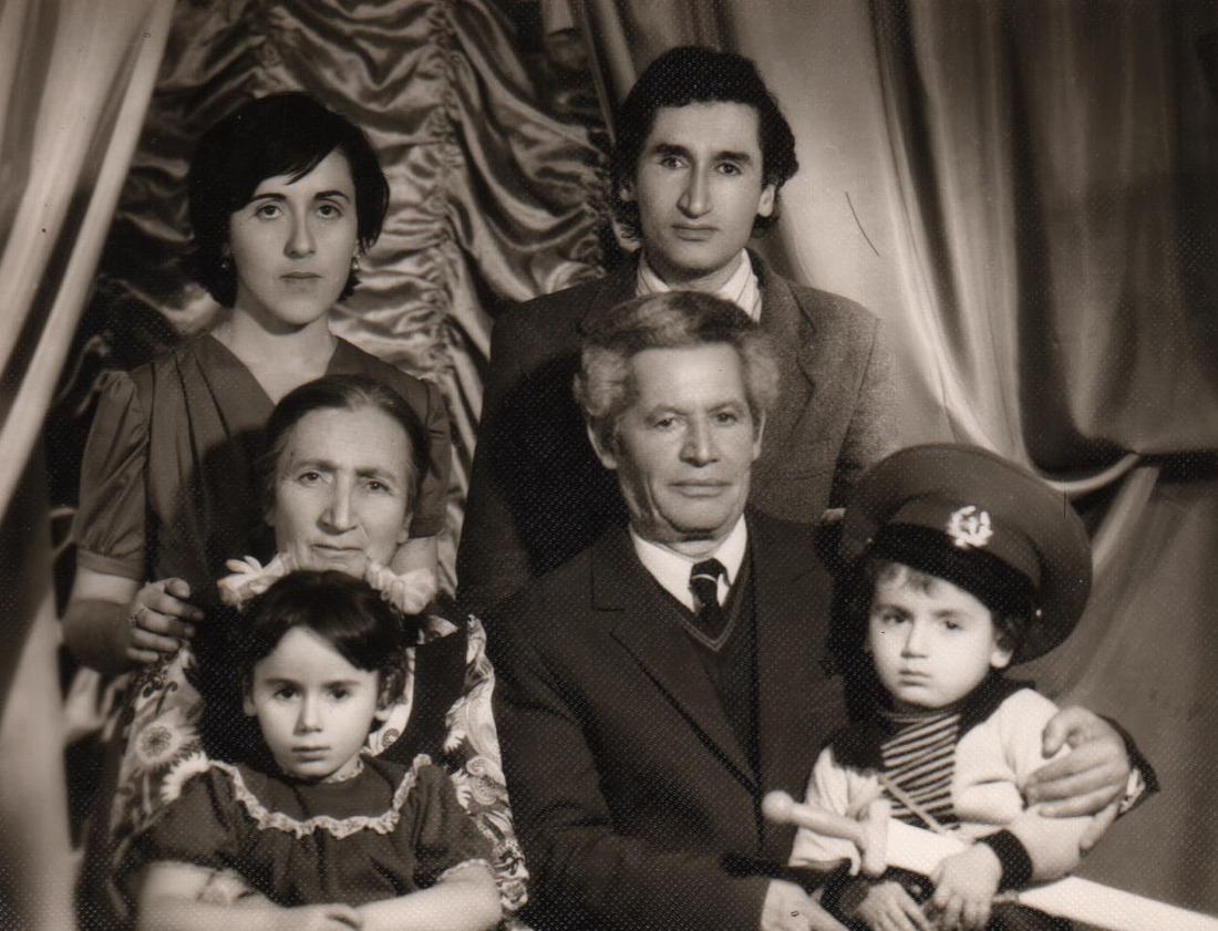 Сюзанна Акопян (в нижнем ряду слева) с дедом-участником Великой Отечественной войны Залибеком Акопяном (во втором ряду справа) и семьей, Ереван, 1984 год