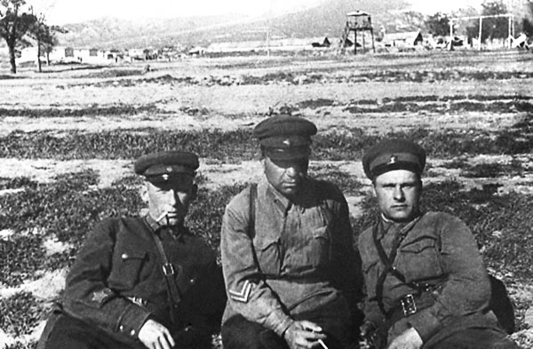 Капитан Михаил Григорян (в центре)