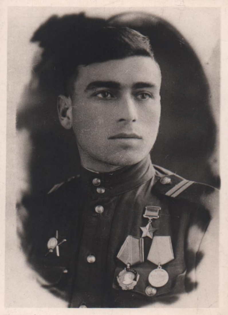 Указом Президиума Верховного Совета СССР от 24 марта 1945 года за образцовое выполнение боевых заданий командования на фронте борьбы с немецкими захватчиками и проявленные при этом мужество и героизм ефрейтор Сурен Саркисян был удостоен высокого звания Героя Советского Союза с вручением ордена Ленина и медали «Золотая Звезда»