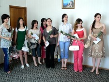 Студентки Степанакертского университета, получившие призы от компании «АрмРосгазпром»