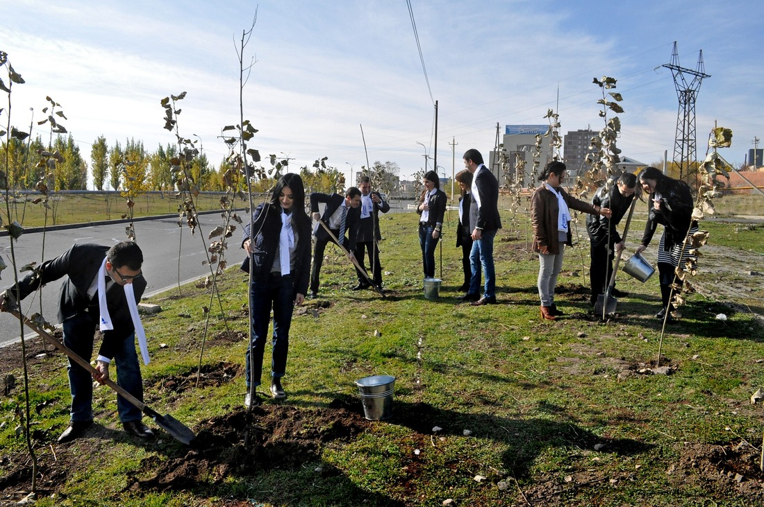 Сотрудники «Газпром Армения» принимают участие в осенней посадке деревьев