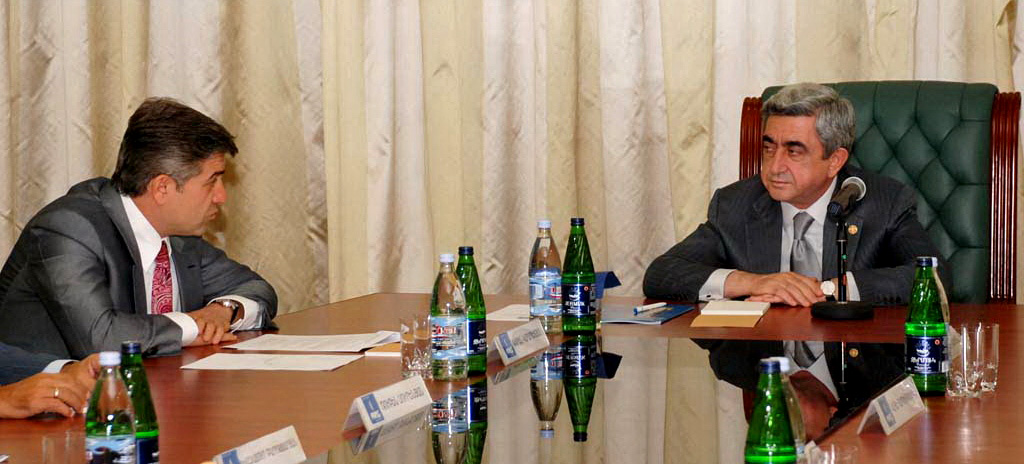 Президент РА Серж Саргсян и гендиректор ЗАО «АрмРосгазпром» Карен Карапетян