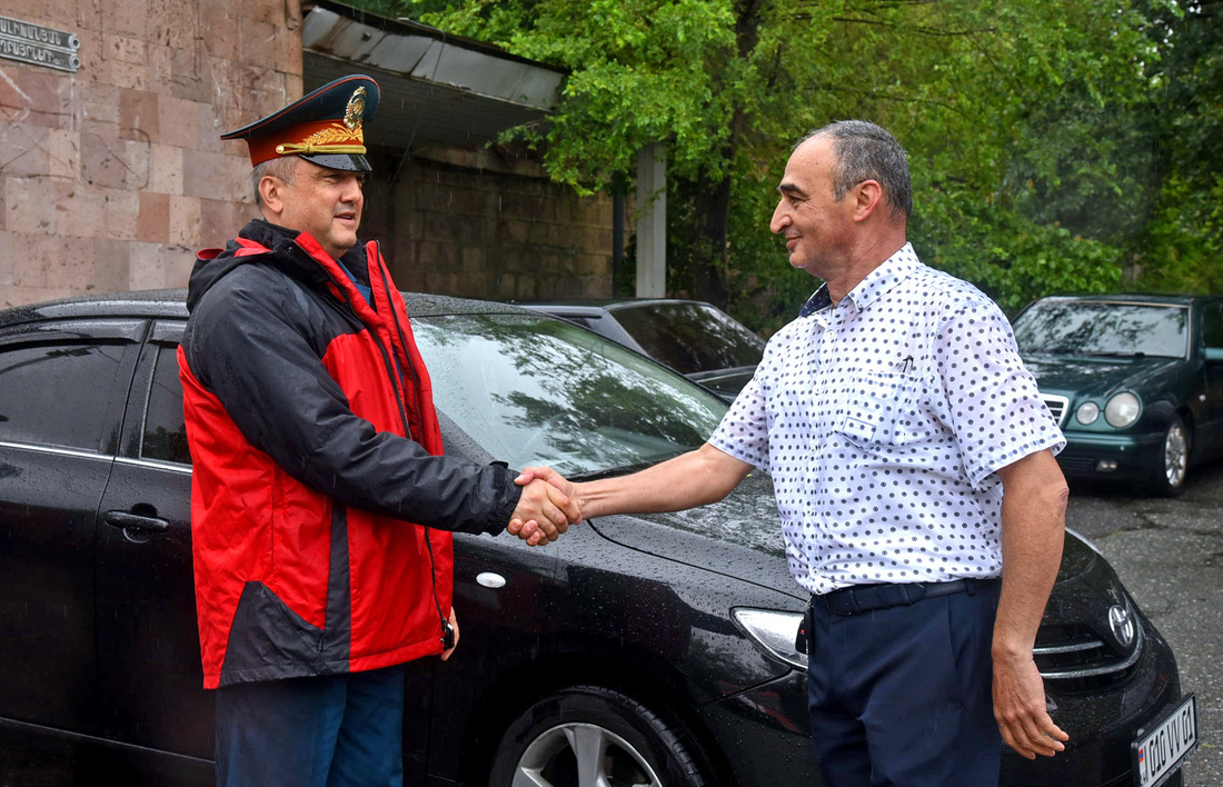 Представитель МЧС выражает благодарность начальнику аварийной службы «Газпром Армения» за участие в учении