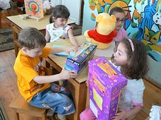 Вручение подарков детям Степанакерта