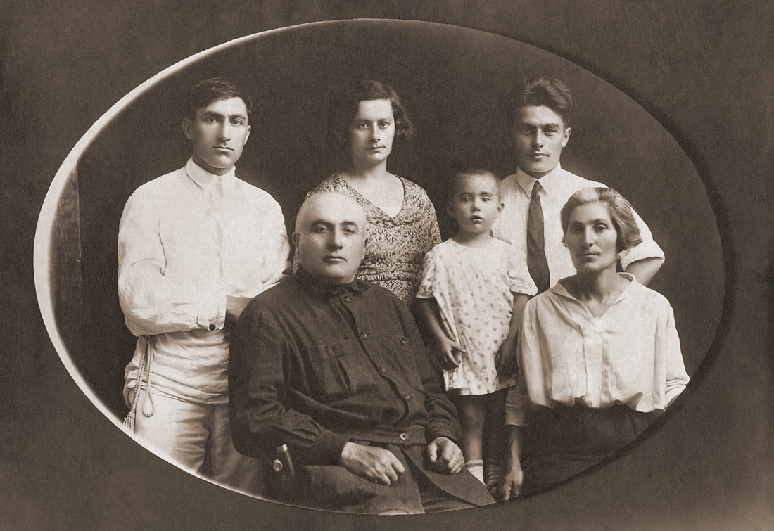 Отец, мать (спереди), Левон (слева), его жена (рядом), брат Сурен и старшая дочь Левона