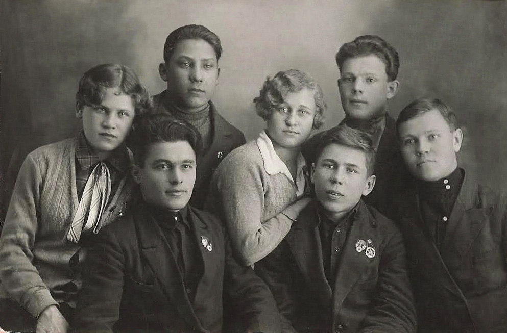 Сурен Ерзинкян (крайний слева в первом ряду)