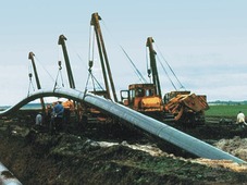 Строительство магистрального газопровода. Укладка труб в траншею