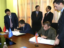 Подписание договора между ЗАО «АрмРосгазпром» и трестом № 3 «Теплоэнергостроймонтаж» (КНР) о выполнении строительно-монтажных работ на «Раздан-5»