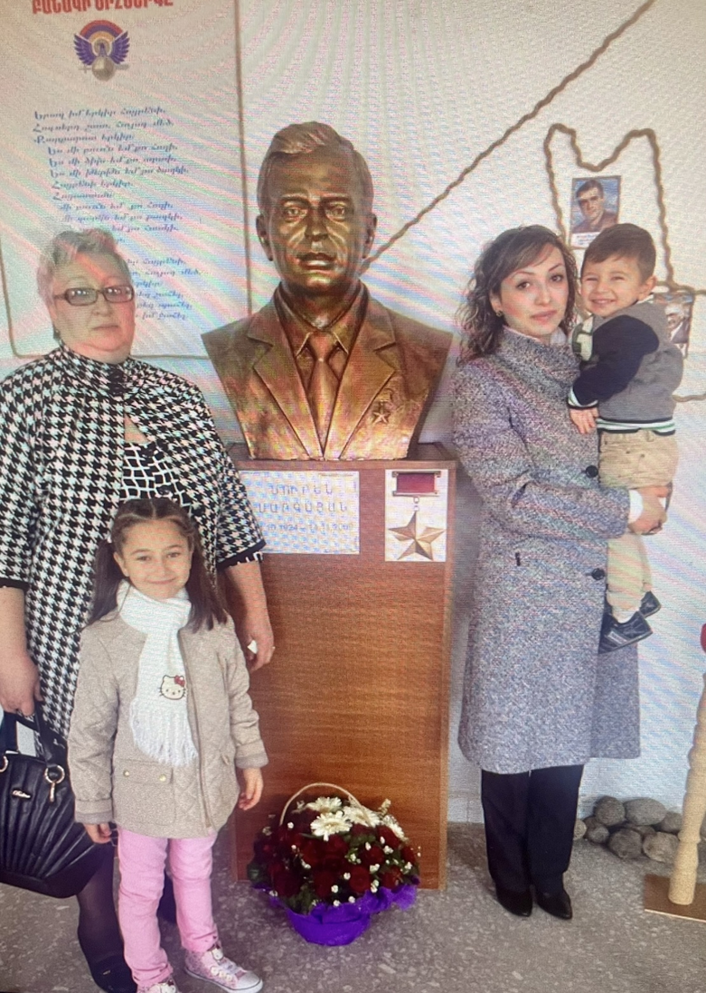 С 2014 года школа села Воскеваз носит имя Героя Советского Союза Сурена Арташесовича Саркисяна.   На фото — дочь, внучка и правнуки Сурена Саркисяна в школе им. С. Саркисяна.