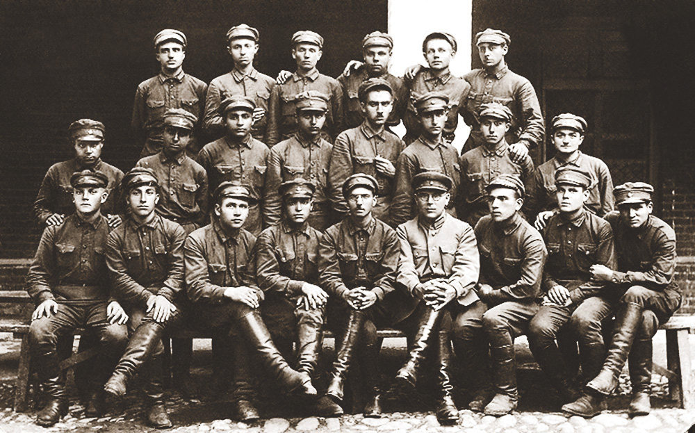 Михаил Григорян (второй ряд, второй слева) во время учебы в Закавказской пехотной школе