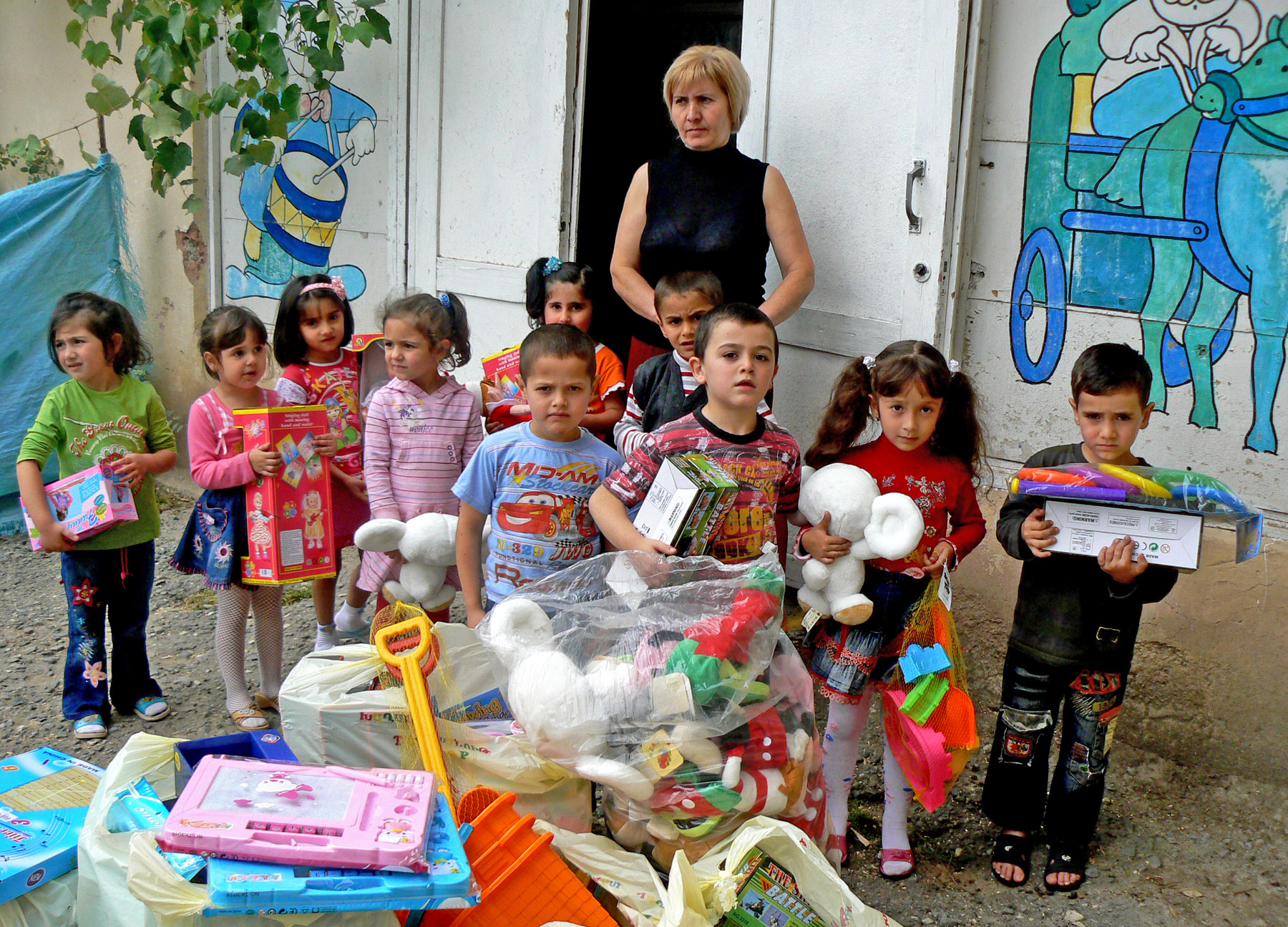 Ереван с детьми. Детдом в Ереване. Армянский детский дом. Ереван дом ребенка. Армянские детдома.